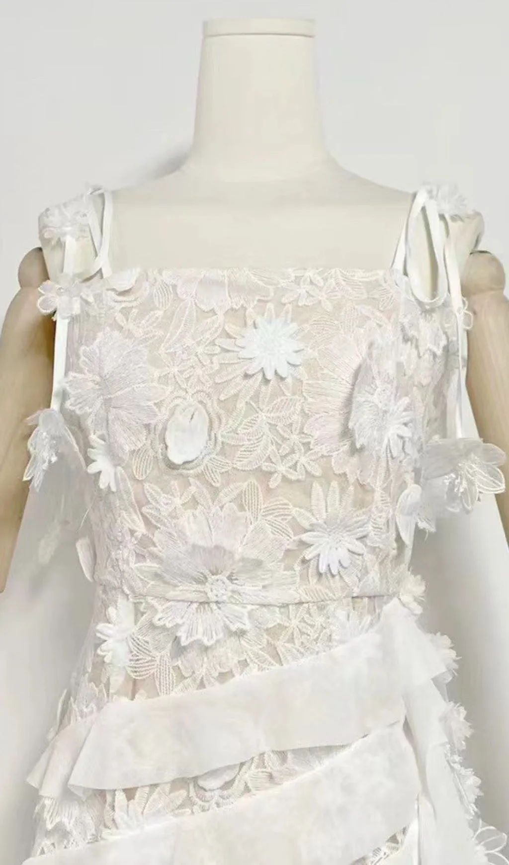 3D FLORAL-EMBELLISHED LACE STRAPPY MINI DRESS IN WHITE Gloria Lanvin