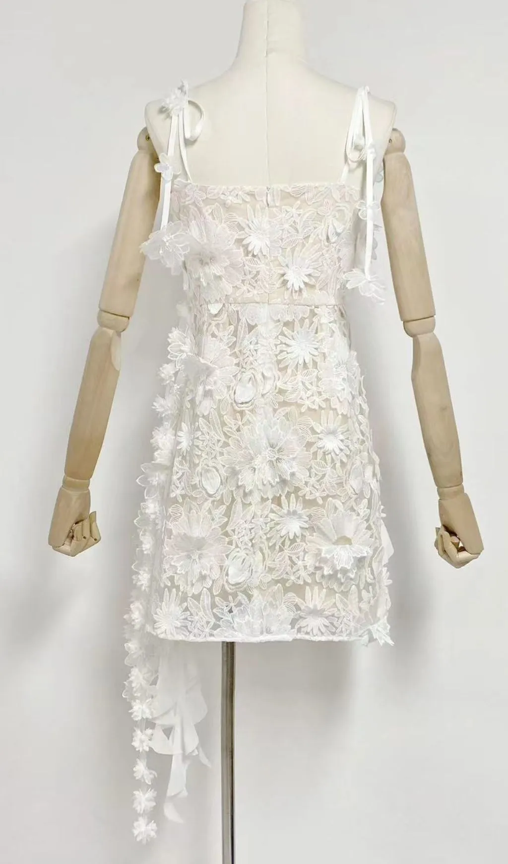 3D FLORAL-EMBELLISHED LACE STRAPPY MINI DRESS IN WHITE Gloria Lanvin