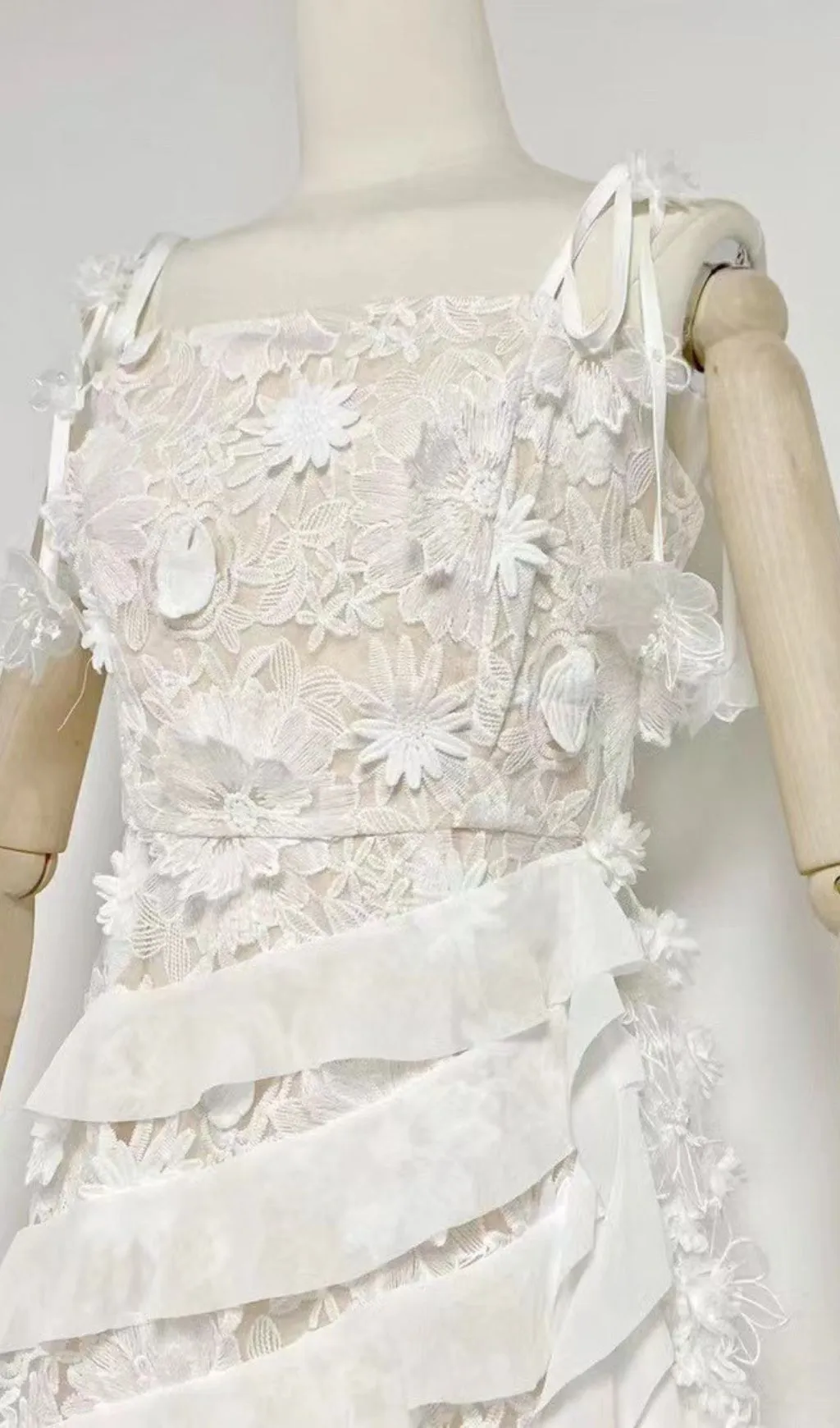 3D FLORAL-EMBELLISHED LACE STRAPPY MINI DRESS IN WHITE Gloria Lanvin