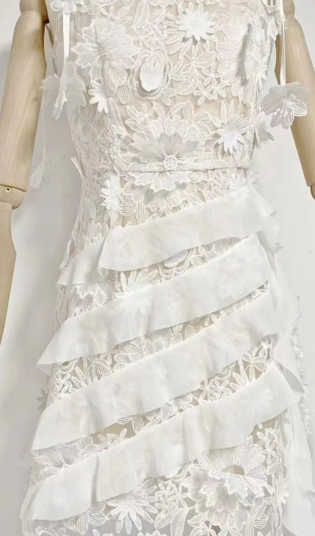 3D FLORAL-EMBELLISHED LACE STRAPPY MINI DRESS IN WHITE Gloria Lanvin