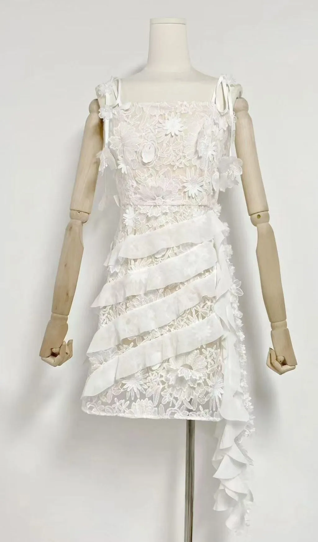 3D FLORAL-EMBELLISHED LACE STRAPPY MINI DRESS IN WHITE Gloria Lanvin