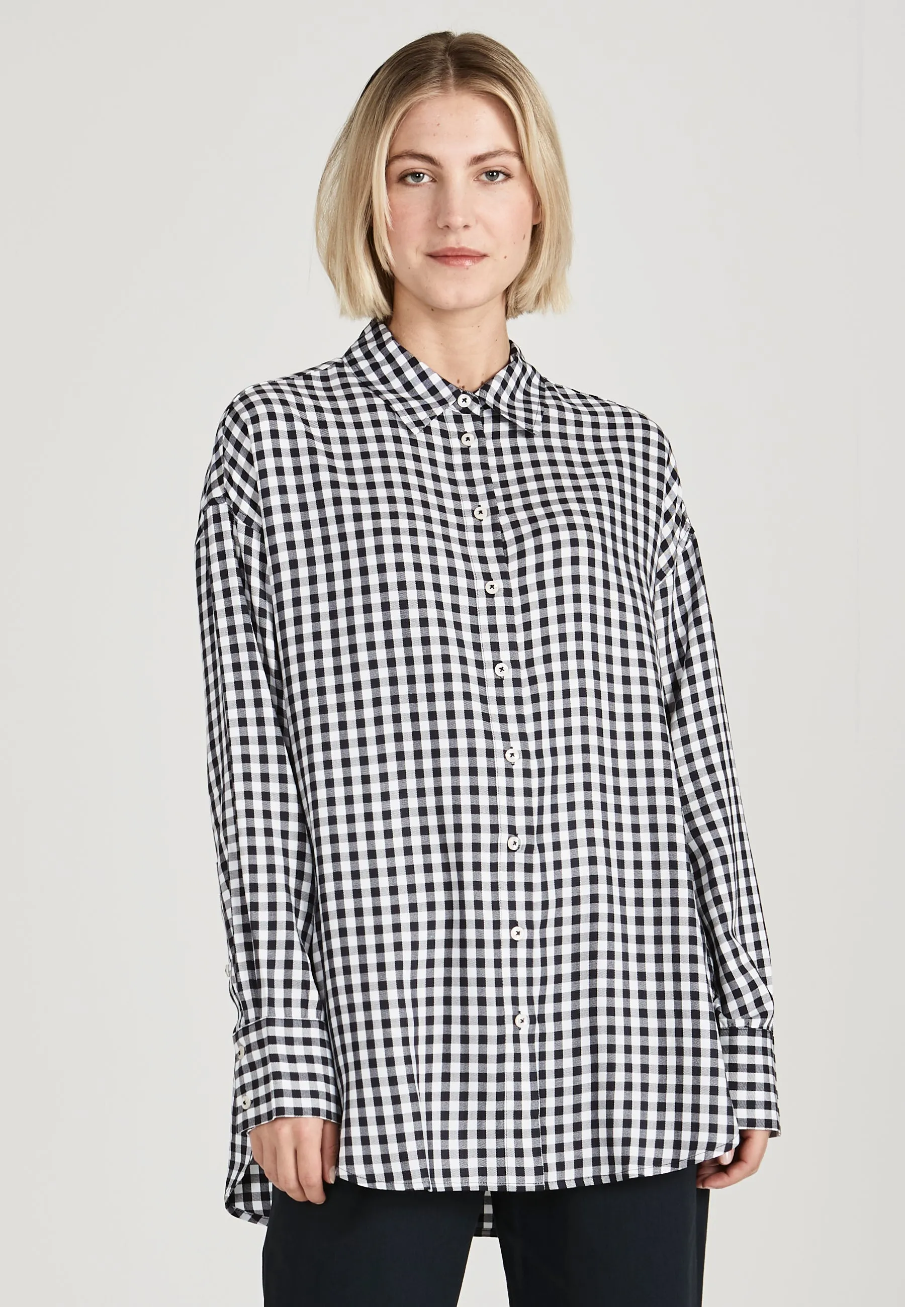 Blouse COSIMA from LENZING™ ECOVERO™ - Midnight Blue / White (Checked) Givn Berlin