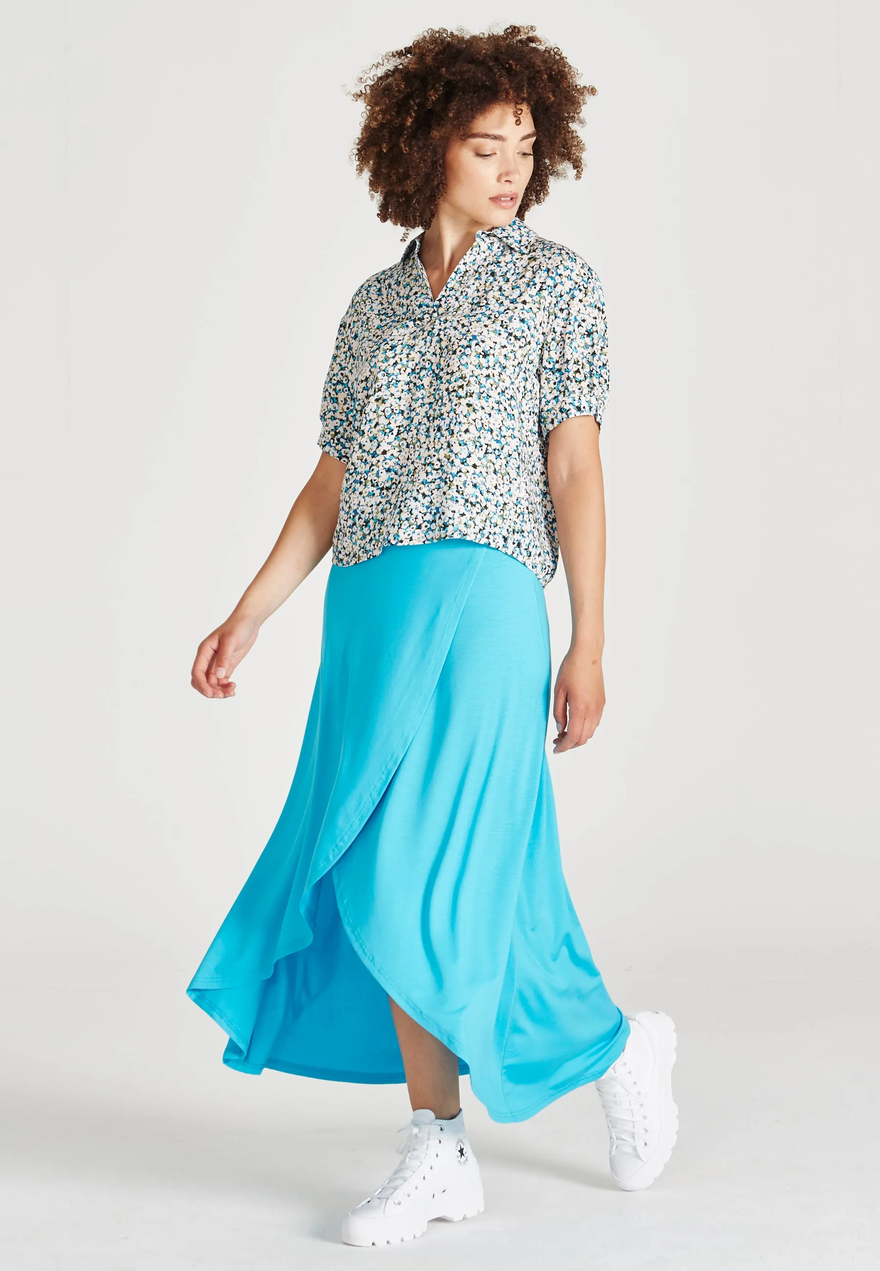 Blouse shirt MELANIE from LENZING™ ECOVERO™ - Blue / Green (Flowers) Givn Berlin