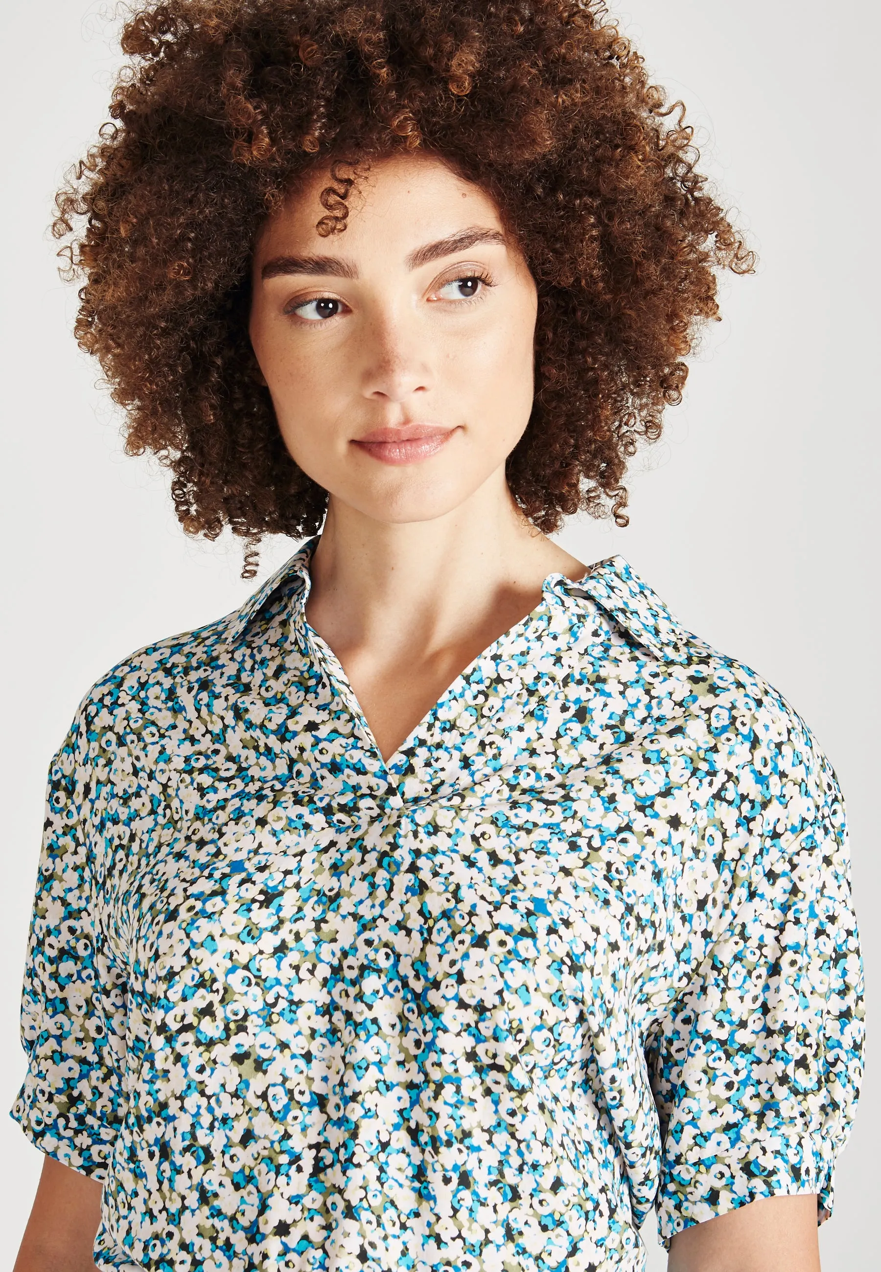 Blouse shirt MELANIE from LENZING™ ECOVERO™ - Blue / Green (Flowers) Givn Berlin