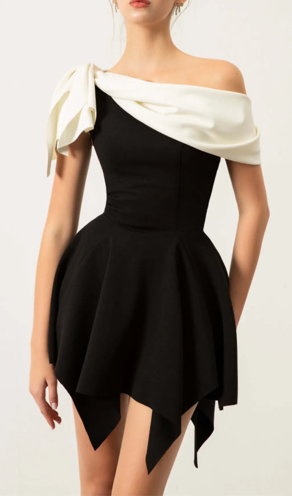 BOW ONE-SHOULDER MINI DRESS IN BLACK Gloria Lanvin