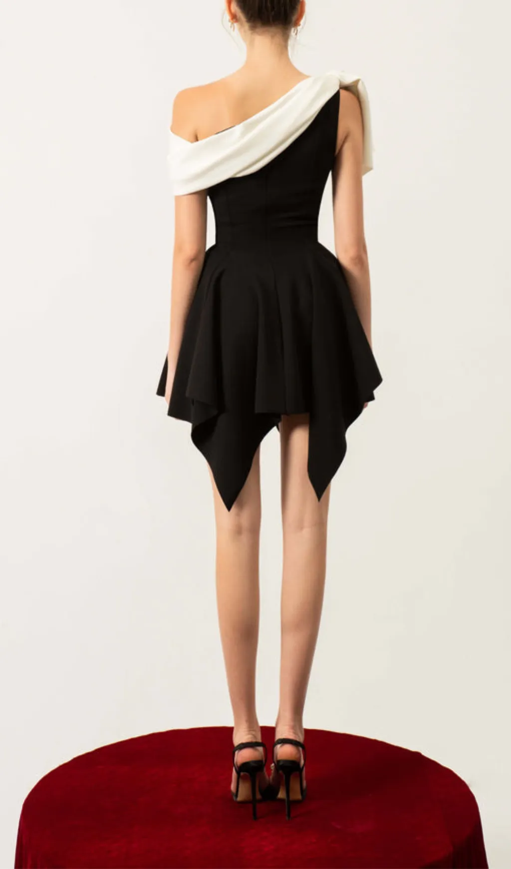 BOW ONE-SHOULDER MINI DRESS IN BLACK Gloria Lanvin