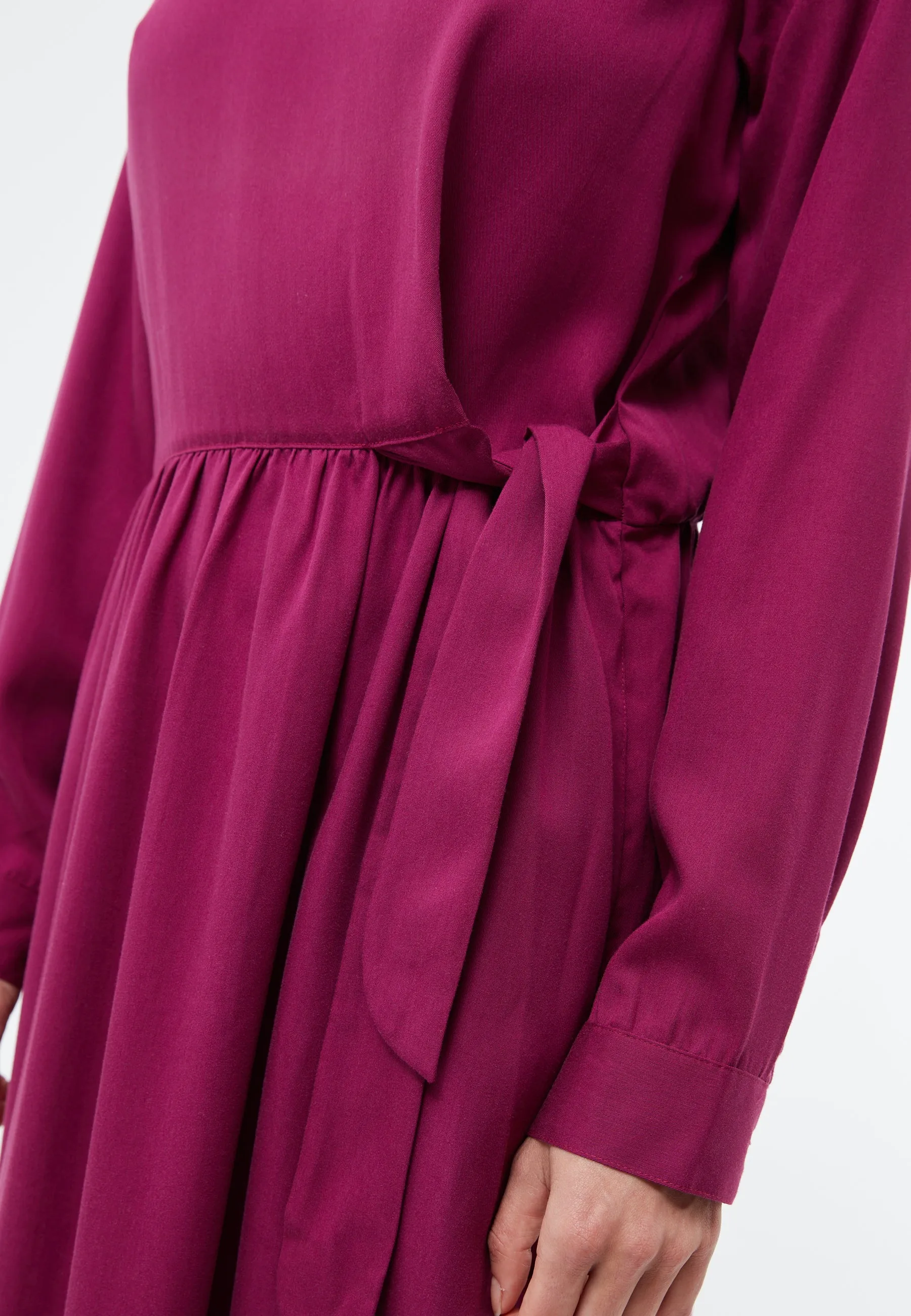 Dress INDIRA in TENCEL™ REFIBRA™ Lyocell - Dark Pink (Refibra) Givn Berlin