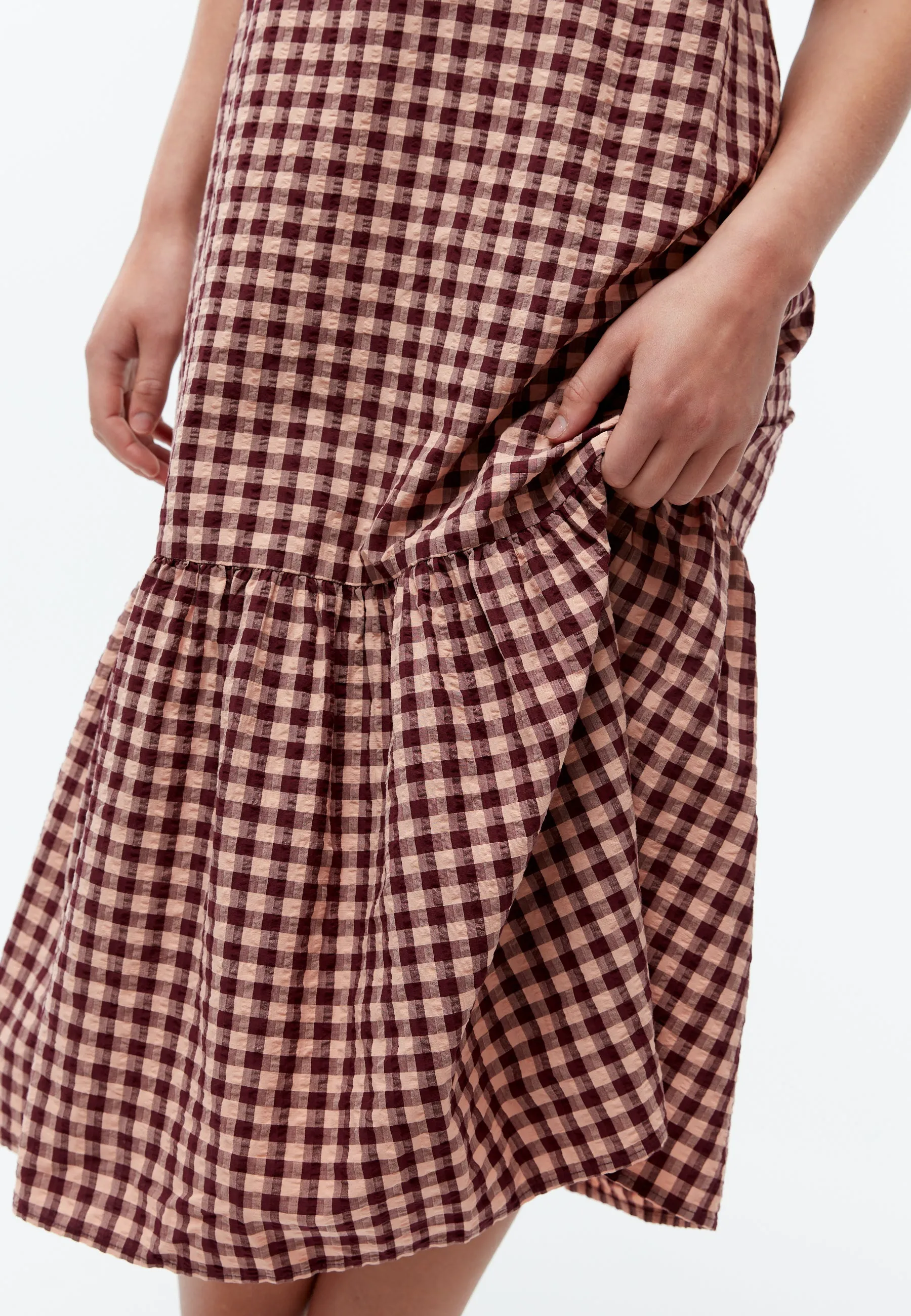 GBBRITNEY strap dress made of organic cotton seersucker - Light Apricot / Burgundy (Structure) Givn Berlin