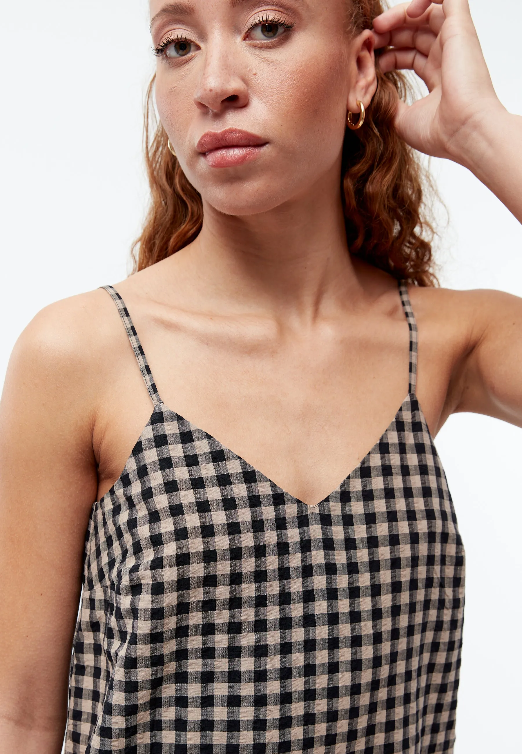 GBBRITNEY strap dress made of organic cotton seersucker - Light Taupe / Black (Structure) Givn Berlin