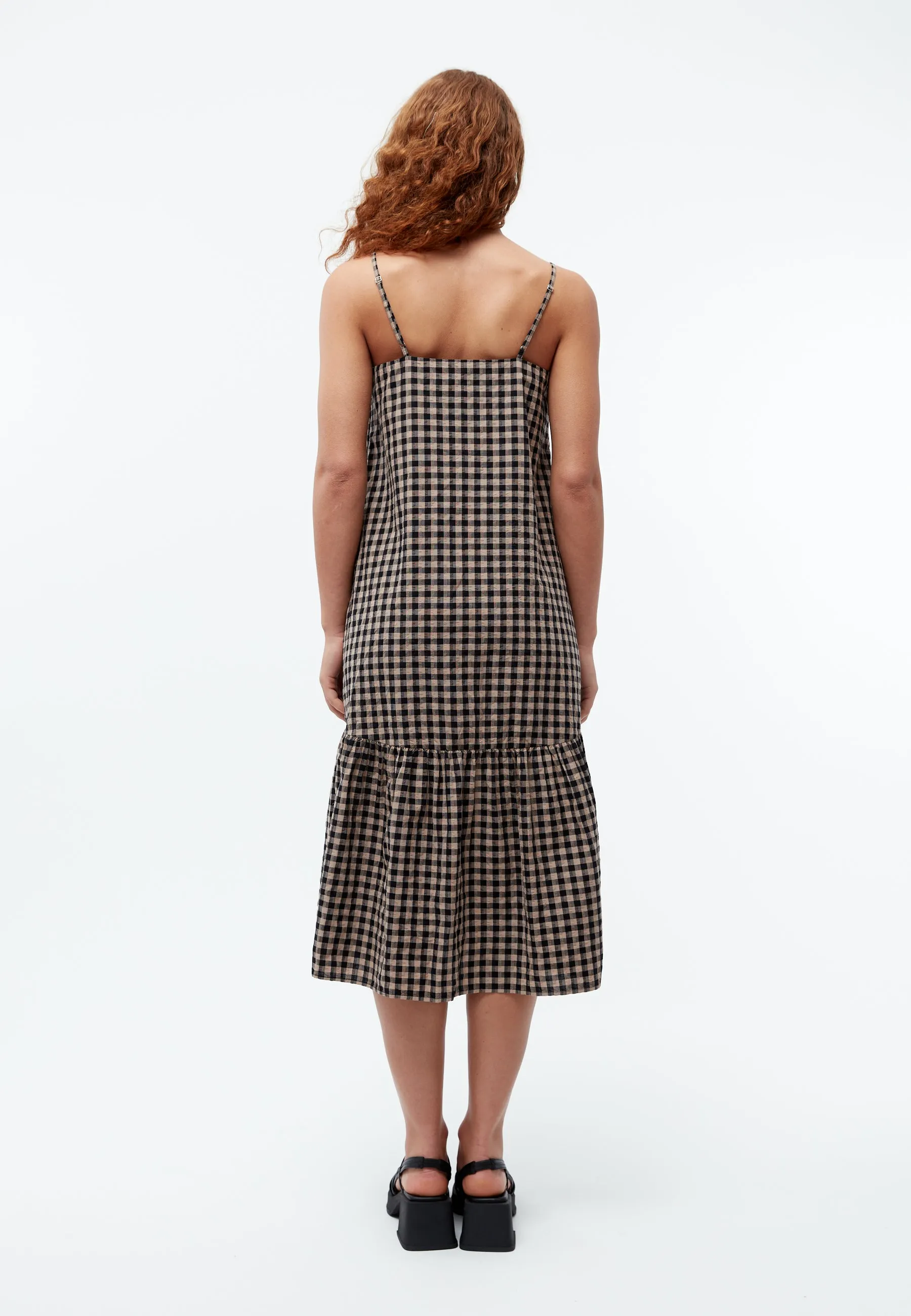 GBBRITNEY strap dress made of organic cotton seersucker - Light Taupe / Black (Structure) Givn Berlin
