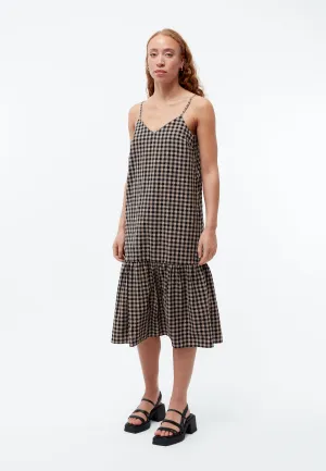 GBBRITNEY strap dress made of organic cotton seersucker - Light Taupe / Black (Structure) Givn Berlin