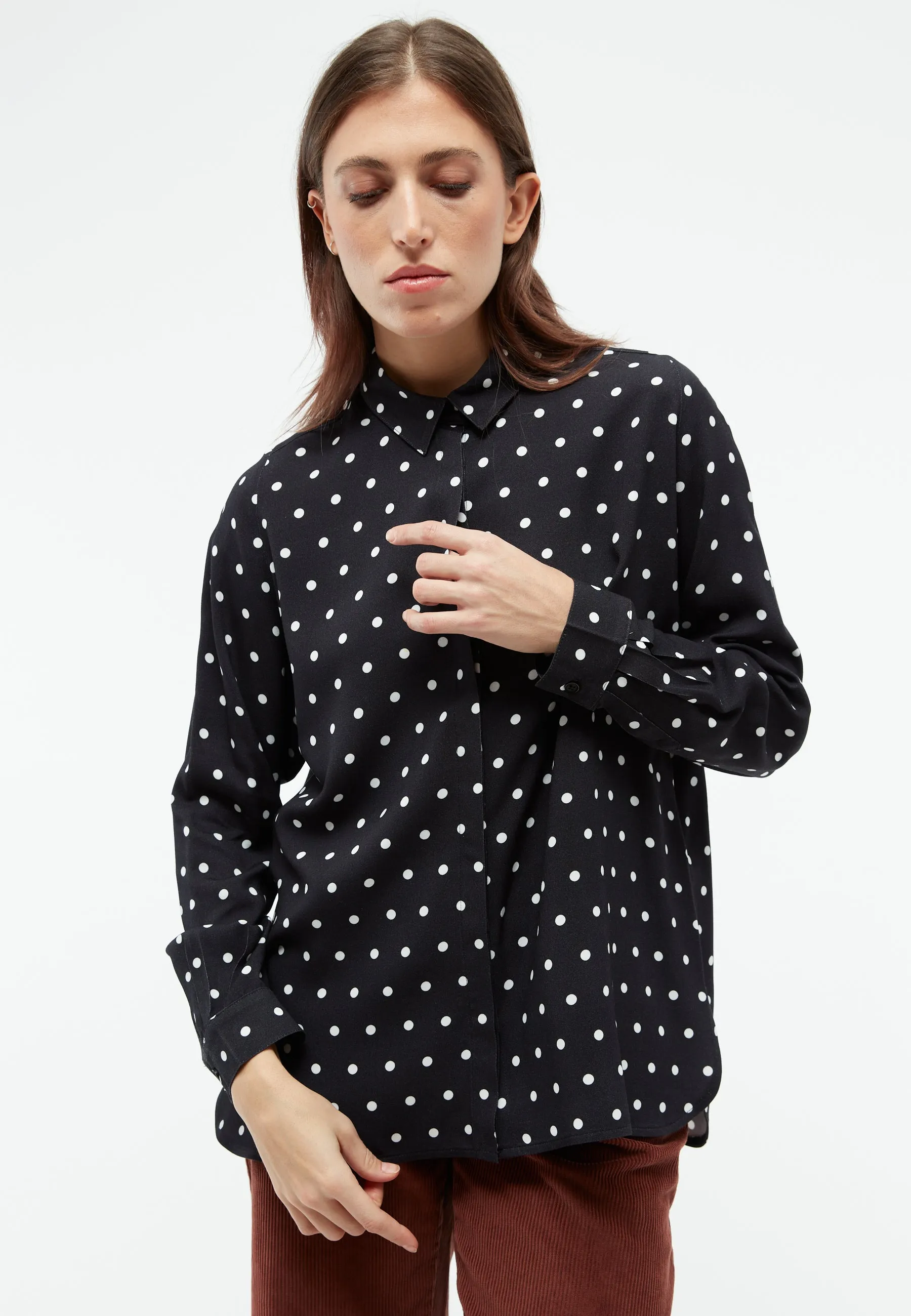 GBIVA blouse from LENZING™ ECOVERO™ with stand-up collar - Black / White (Polkadots) Givn Berlin