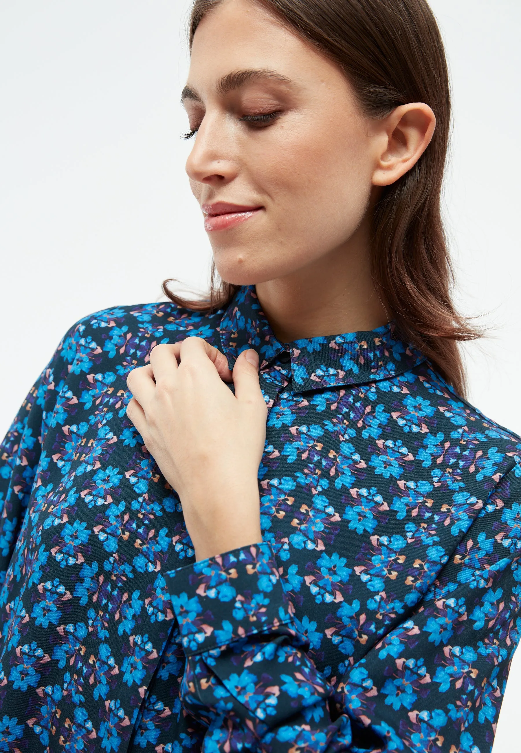 GBIVA blouse from LENZING™ ECOVERO™ with stand-up collar - Blue / Light Pink Givn Berlin