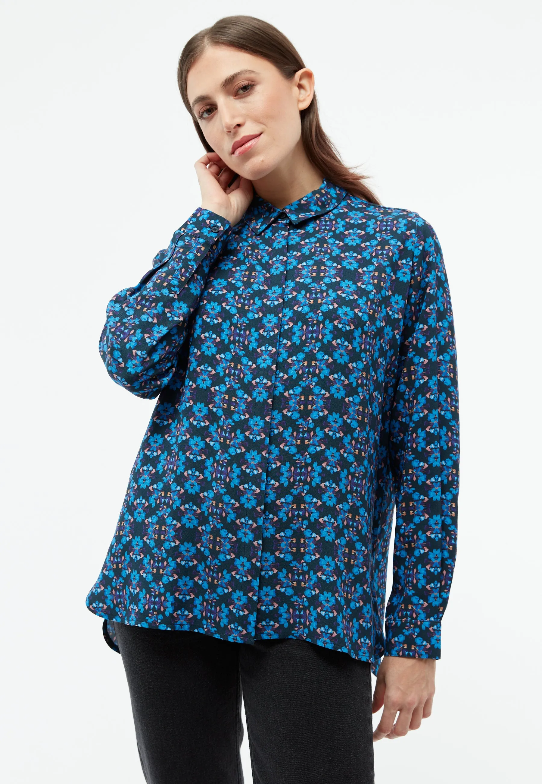 GBIVA blouse from LENZING™ ECOVERO™ with stand-up collar - Blue / Light Pink Givn Berlin