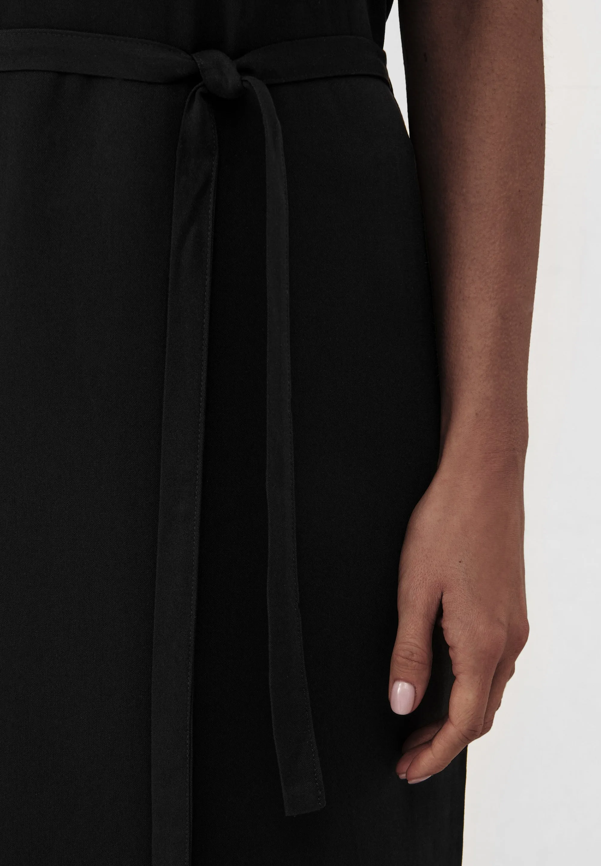 GBPHILINE Relaxed Fit Dress From LENZING™ ECOVERO™ With Belt - Black Givn Berlin