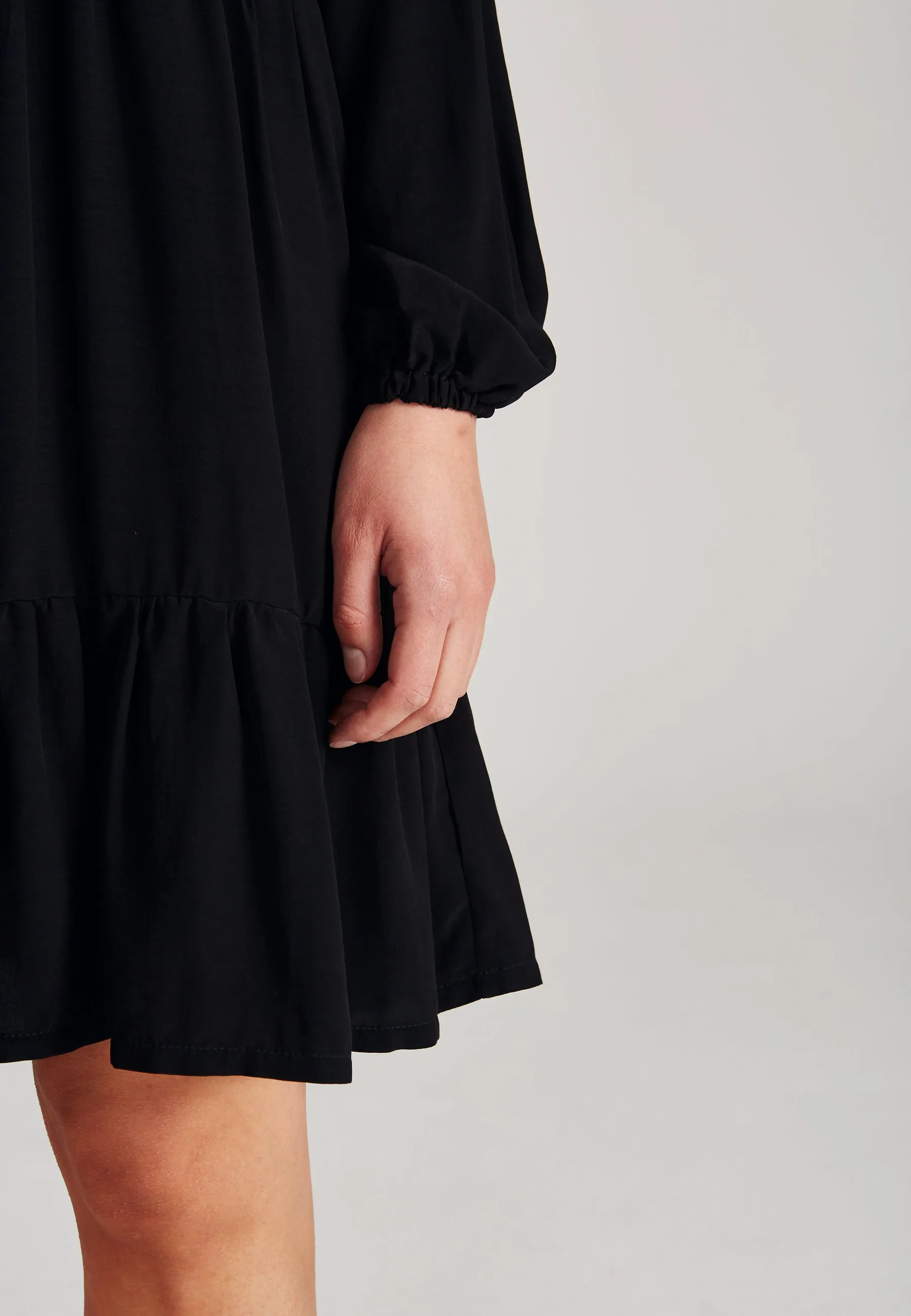 LENDRA Flounce Dress From LENZING™ ECOVERO™ - Black Givn Berlin