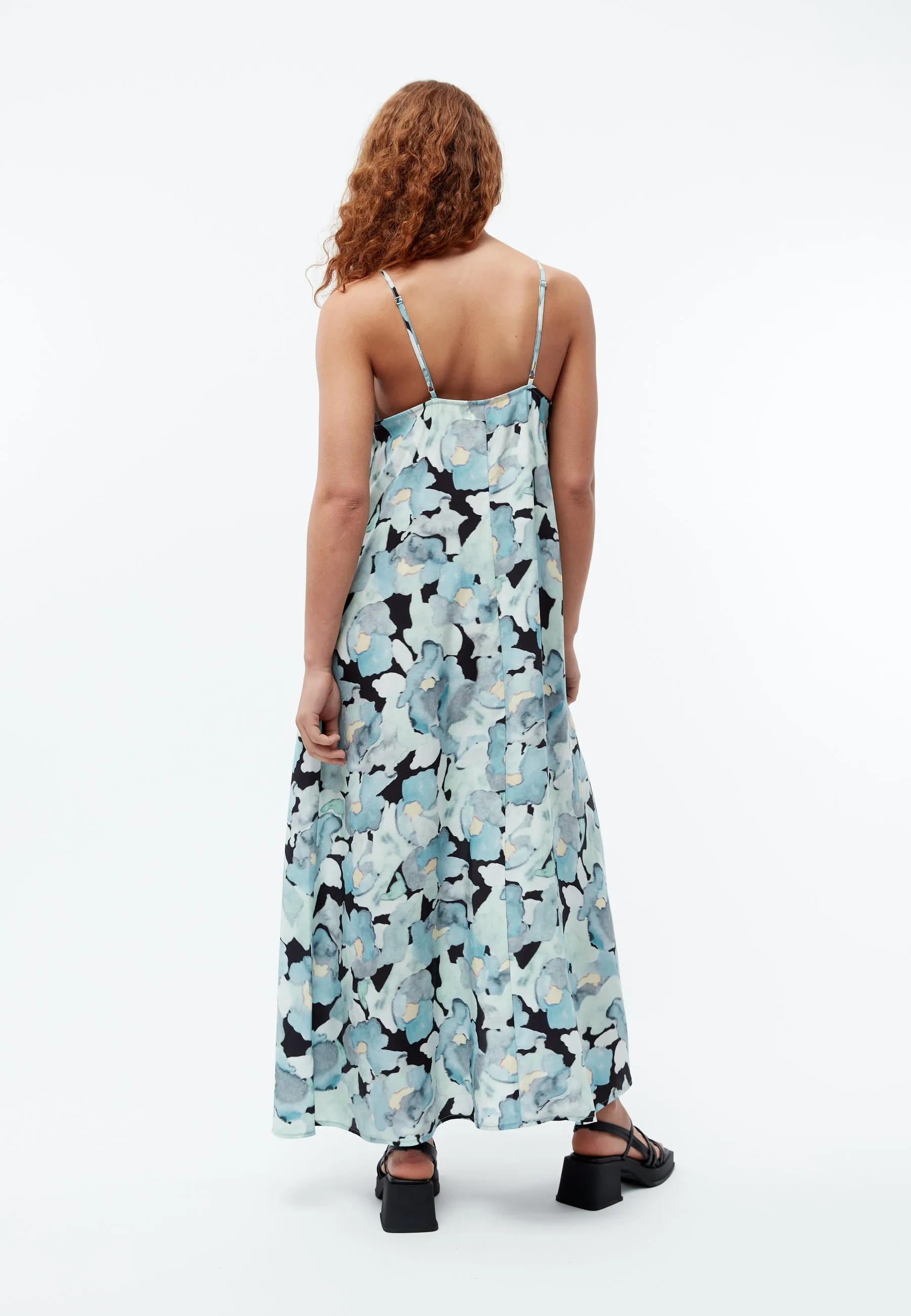 Maxi dress GBROXIE made of TENCEL™ with peach effect - Gentle Blue (Dreamy Florals) Givn Berlin