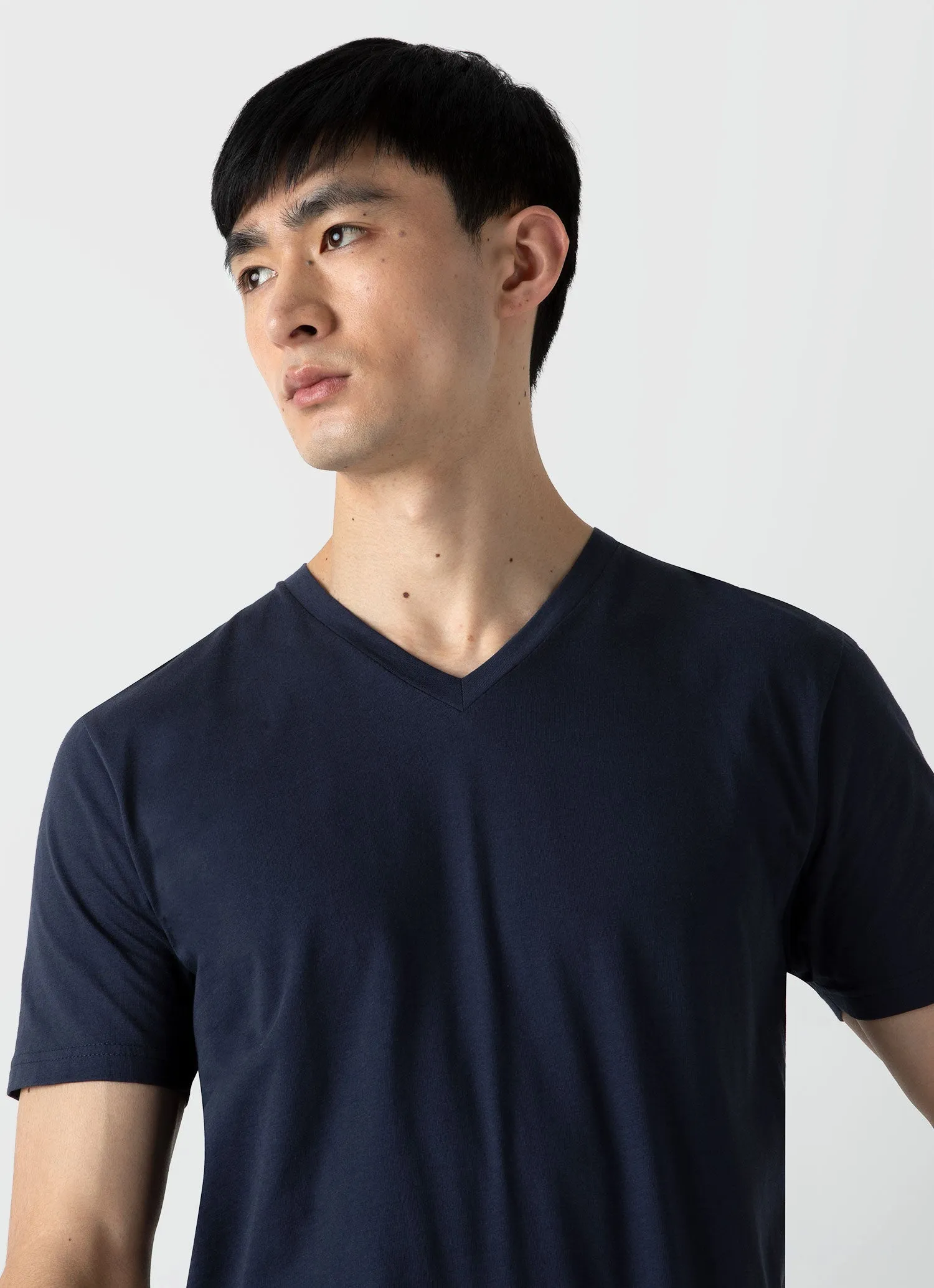 Men's Riviera V-neck T-shirt in Navy Sunspel