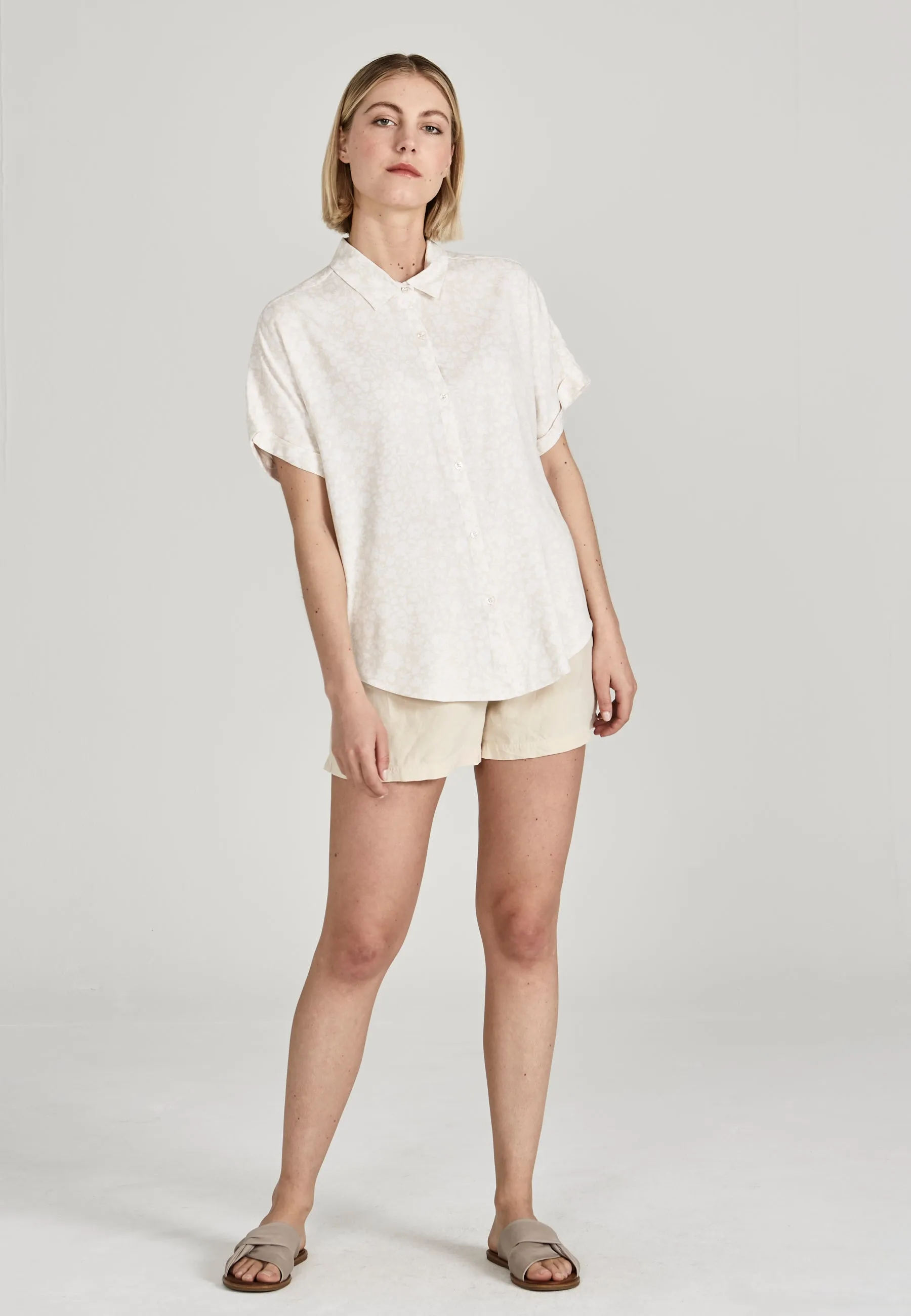 Short sleeve blouse SARAH from LENZING™ ECOVERO™ - Clay / White (Flowers) Givn Berlin