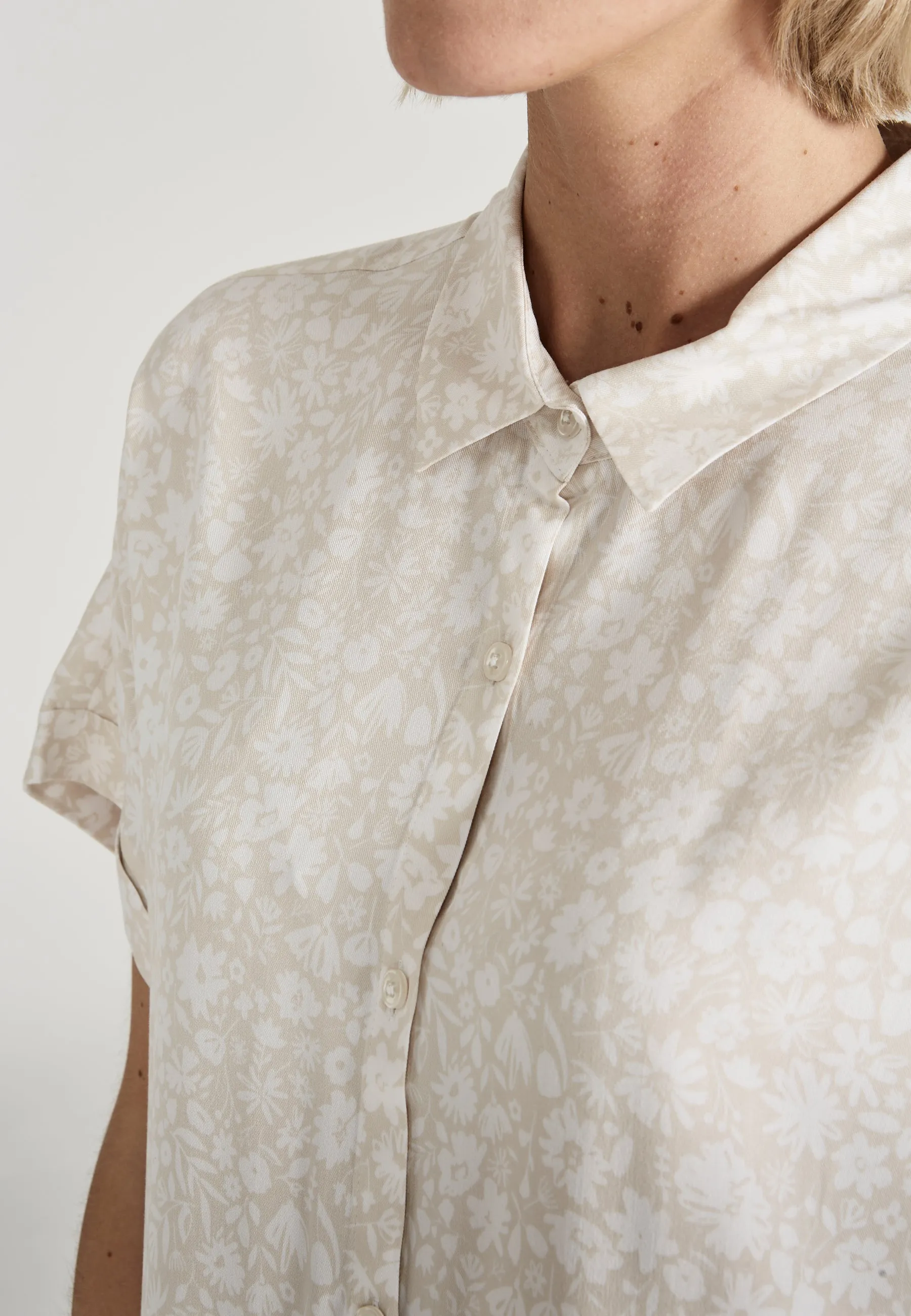 Short sleeve blouse SARAH from LENZING™ ECOVERO™ - Clay / White (Flowers) Givn Berlin