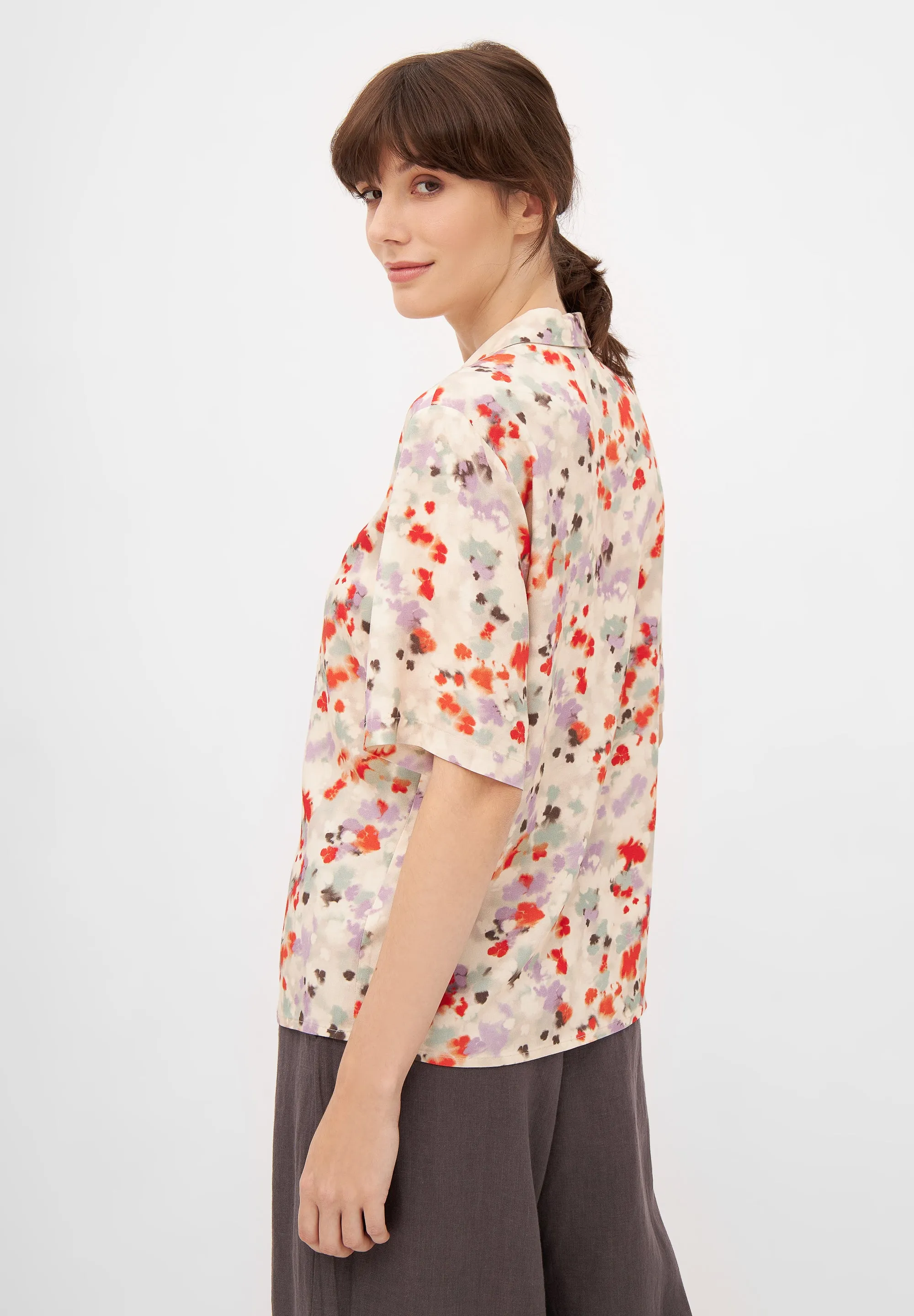 Short sleeve blouse STINE from LENZING™ ECOVERO™ - Lavender / Sage (Flowers) Givn Berlin