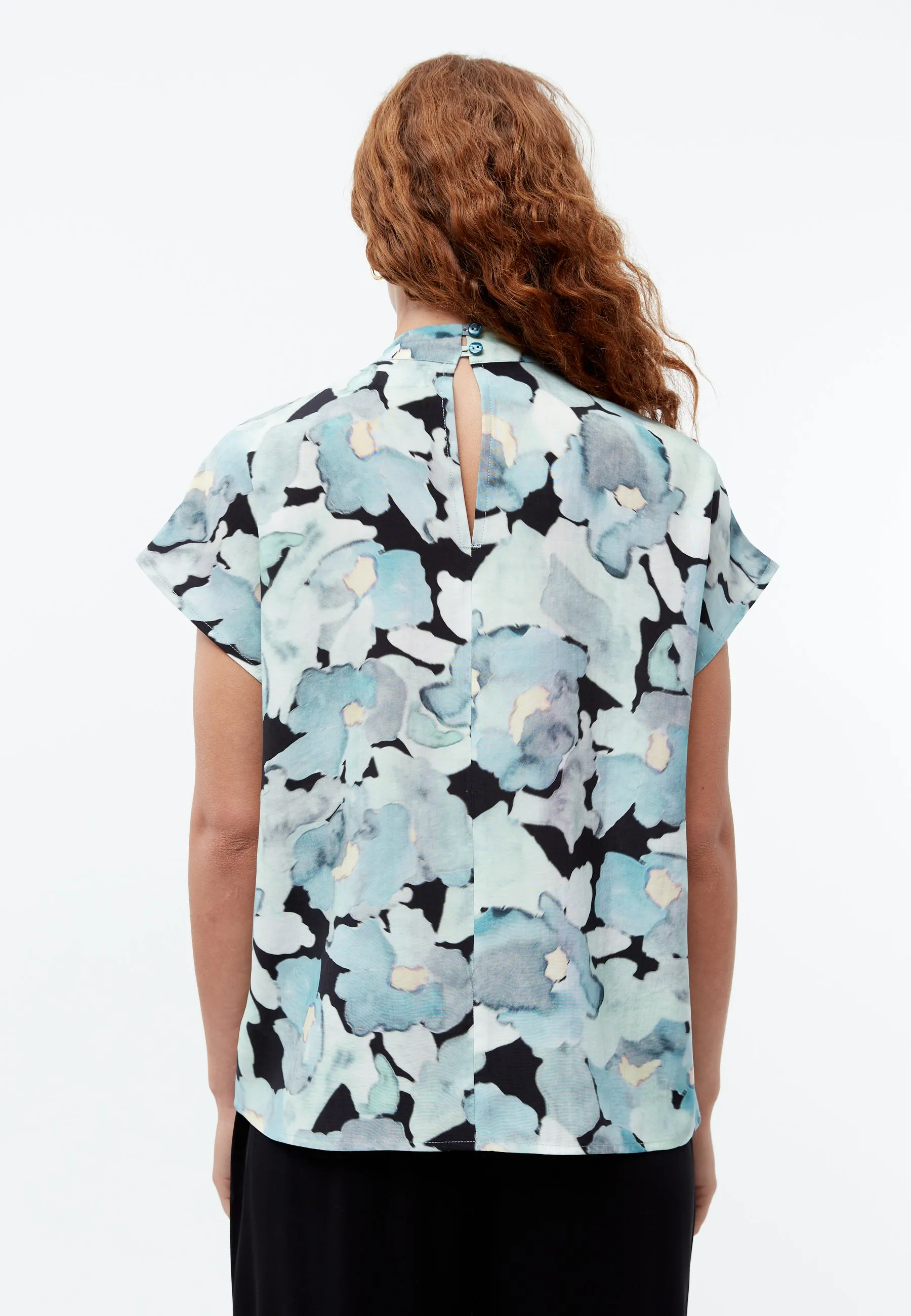 Short-sleeved blouse GBLETIZIA with stand-up collar made of TENCEL™ with peach effect - Gentle Blue (Dreamy Florals) Givn Berlin