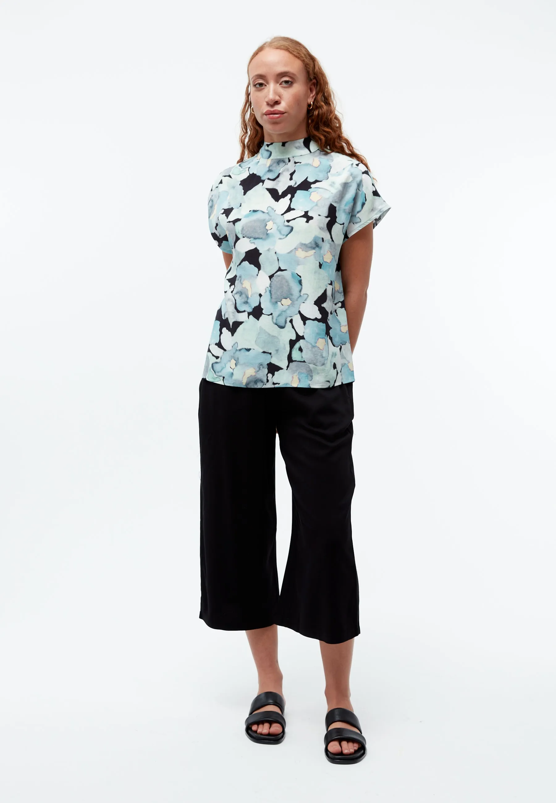 Short-sleeved blouse GBLETIZIA with stand-up collar made of TENCEL™ with peach effect - Gentle Blue (Dreamy Florals) Givn Berlin