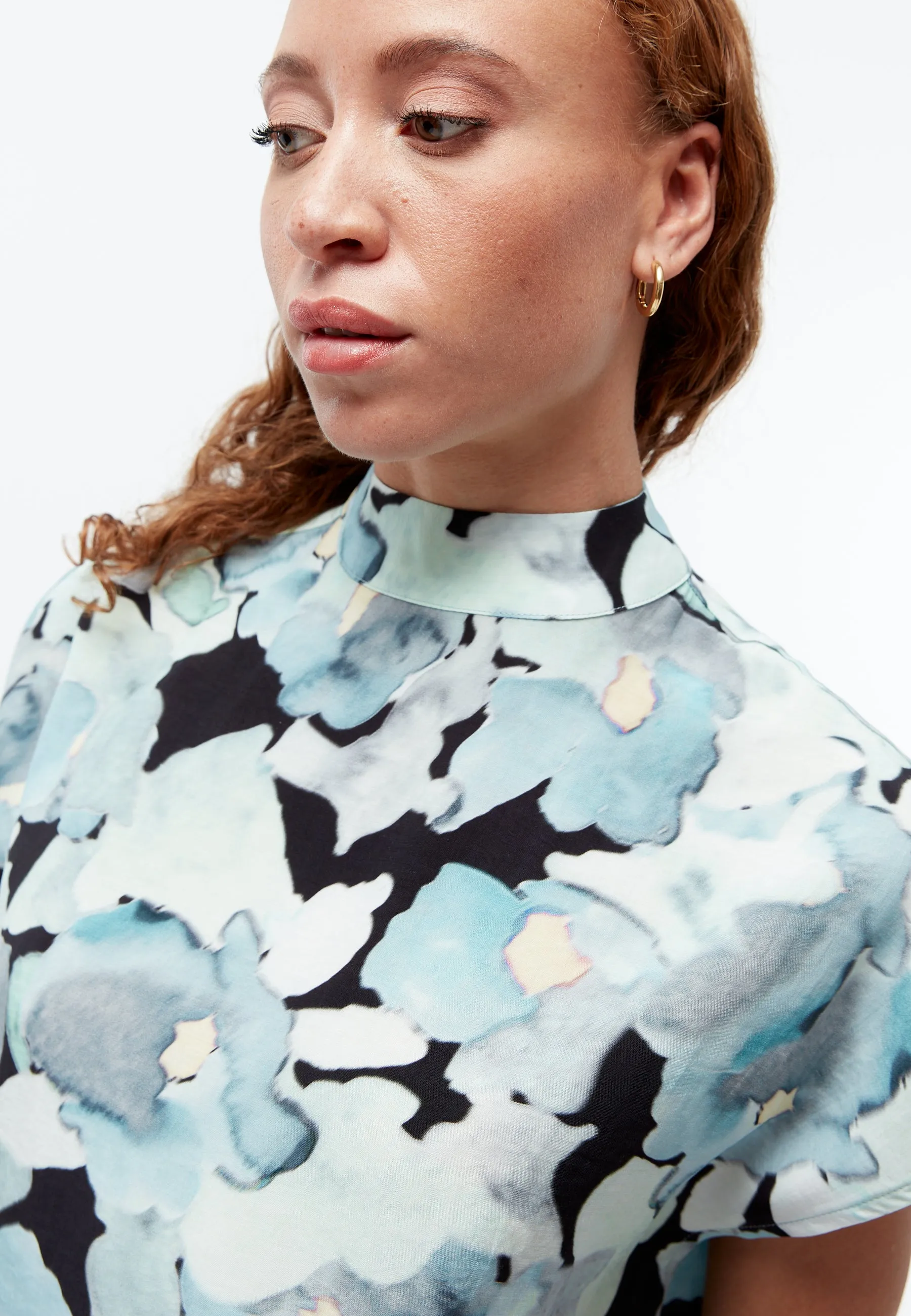 Short-sleeved blouse GBLETIZIA with stand-up collar made of TENCEL™ with peach effect - Gentle Blue (Dreamy Florals) Givn Berlin