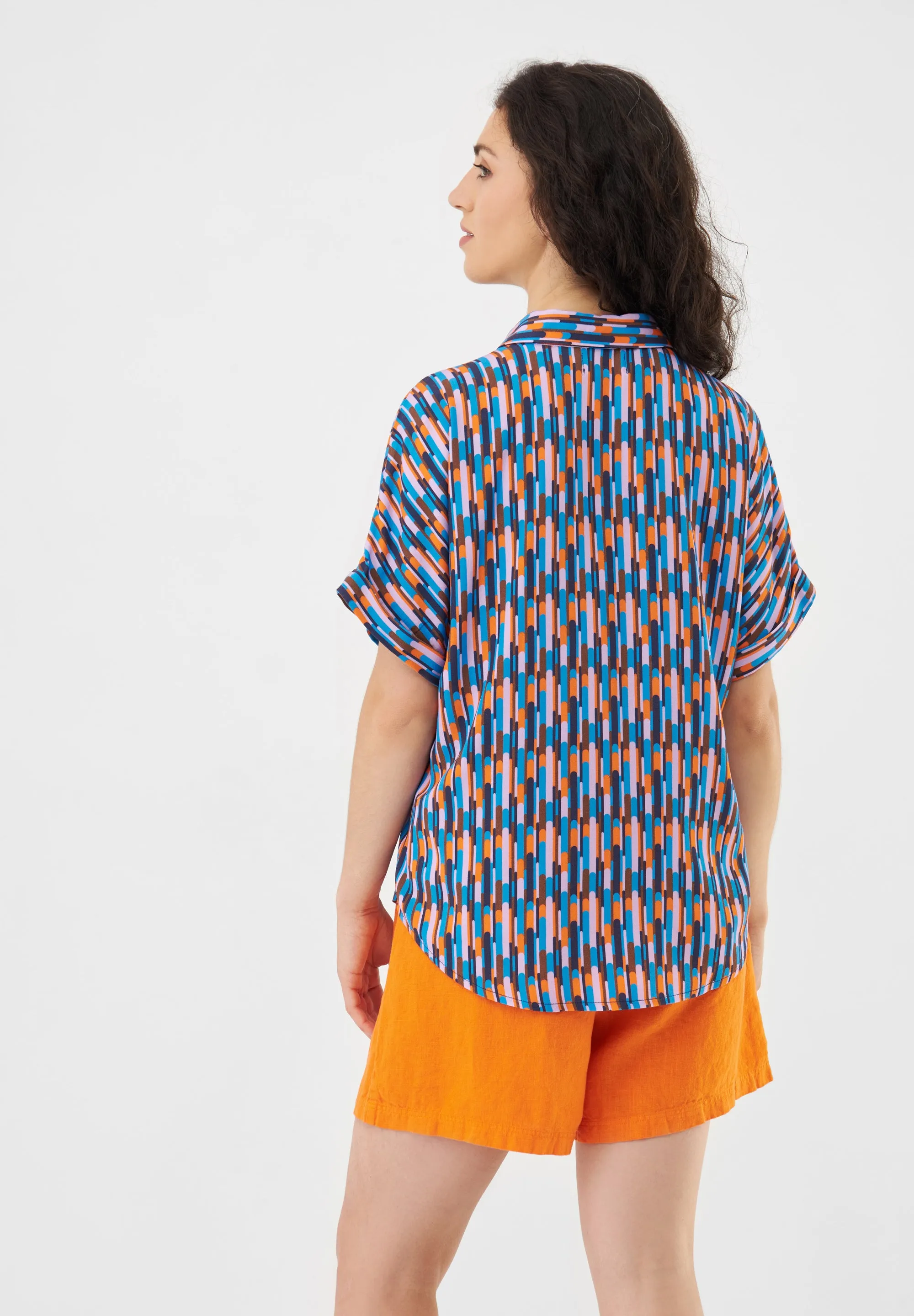 Short-sleeved blouse GBSARAH relaxed fit from LENZING™ ECOVERO™ - Blue / Orange (Drops) Givn Berlin