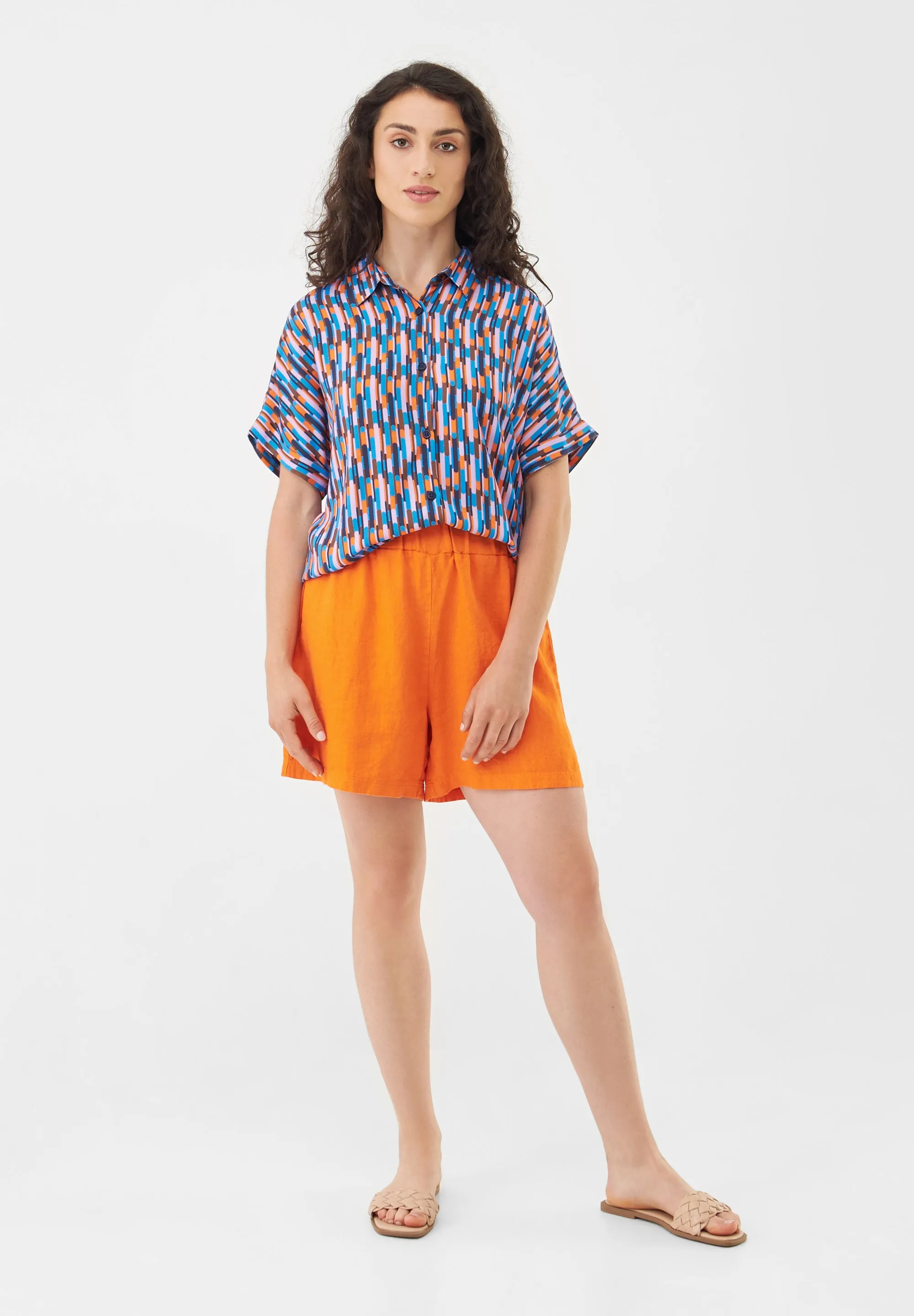 Short-sleeved blouse GBSARAH relaxed fit from LENZING™ ECOVERO™ - Blue / Orange (Drops) Givn Berlin