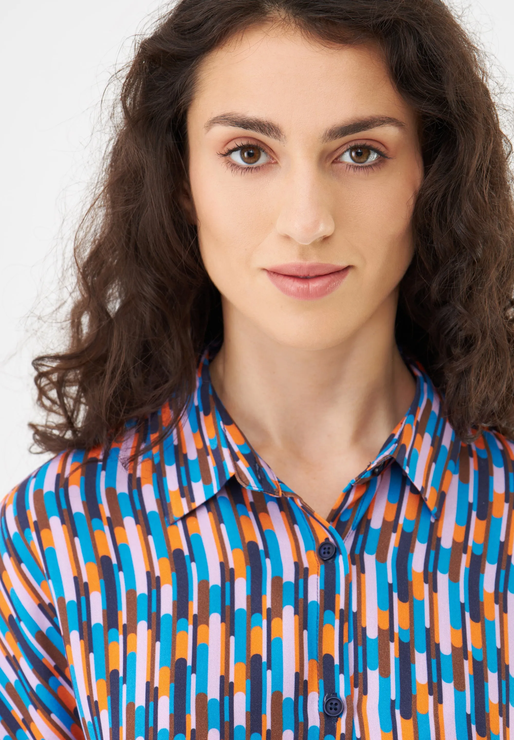 Short-sleeved blouse GBSARAH relaxed fit from LENZING™ ECOVERO™ - Blue / Orange (Drops) Givn Berlin