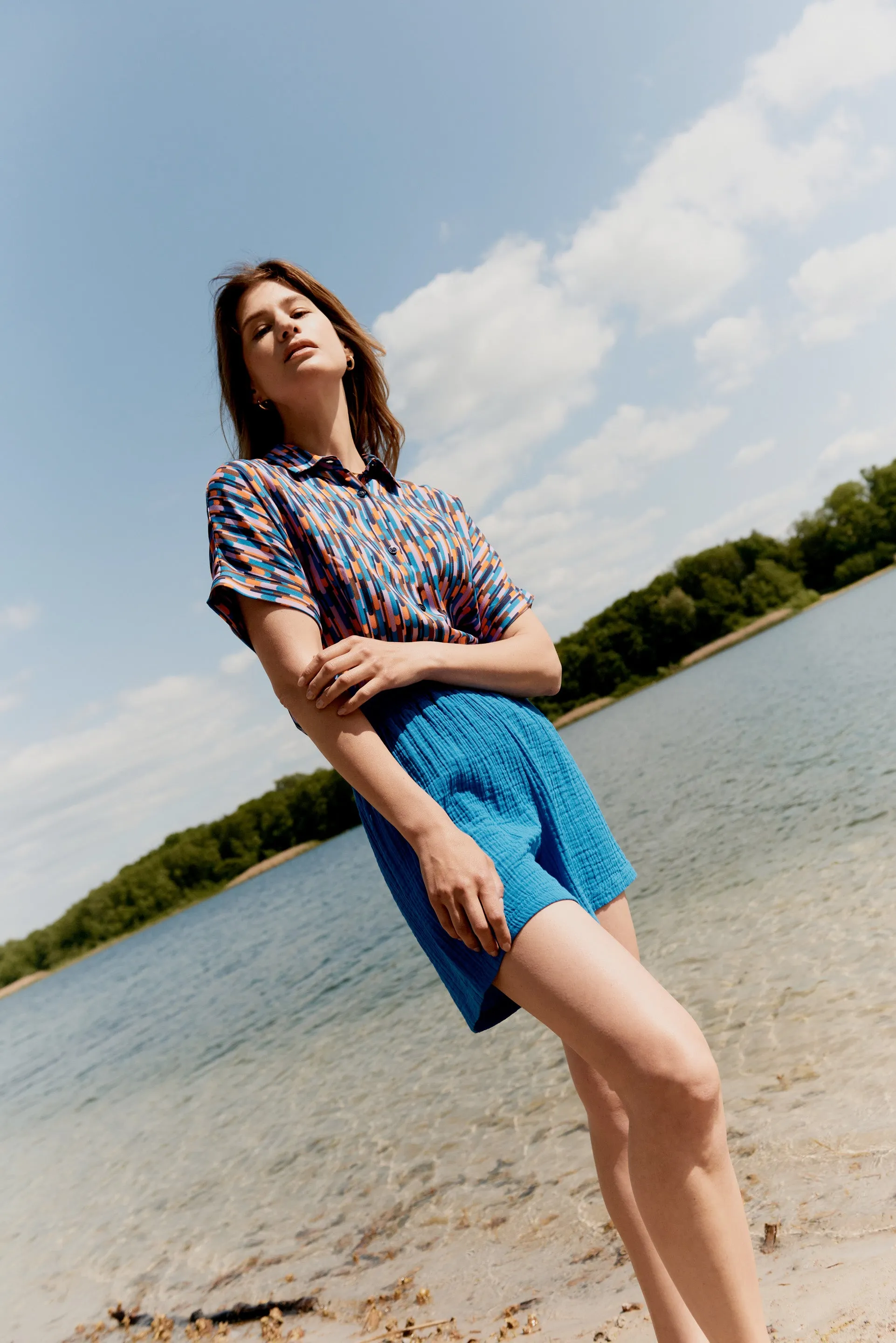 Short-sleeved blouse GBSARAH relaxed fit from LENZING™ ECOVERO™ - Blue / Orange (Drops) Givn Berlin